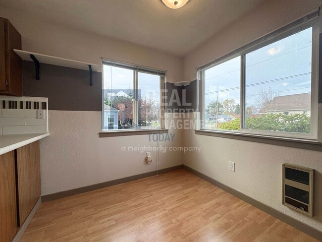 Building Photo - Charming 2 Bedroom Home with Large Yard & Garage!