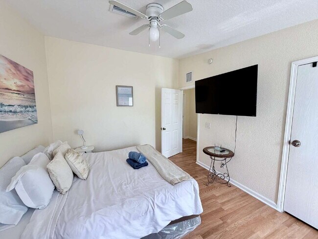 Building Photo - "Charming 4-Bed Oasis with 2 Baths in Prime West Palm Beach Location – 1560 Sq Ft of Comfort!"