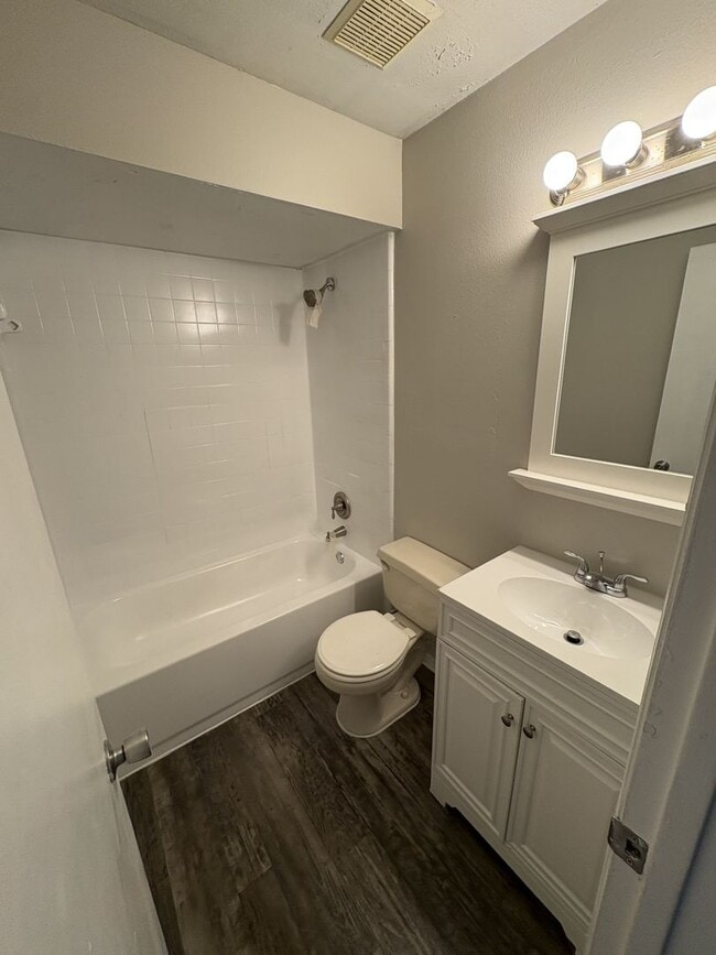 Building Photo - 1st floor 2 bedroom 2 bathroom