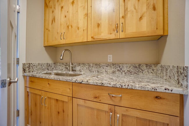 Building Photo - BEAUIFUL RAMBLER IN SOUTHVIEW HEIGHTS