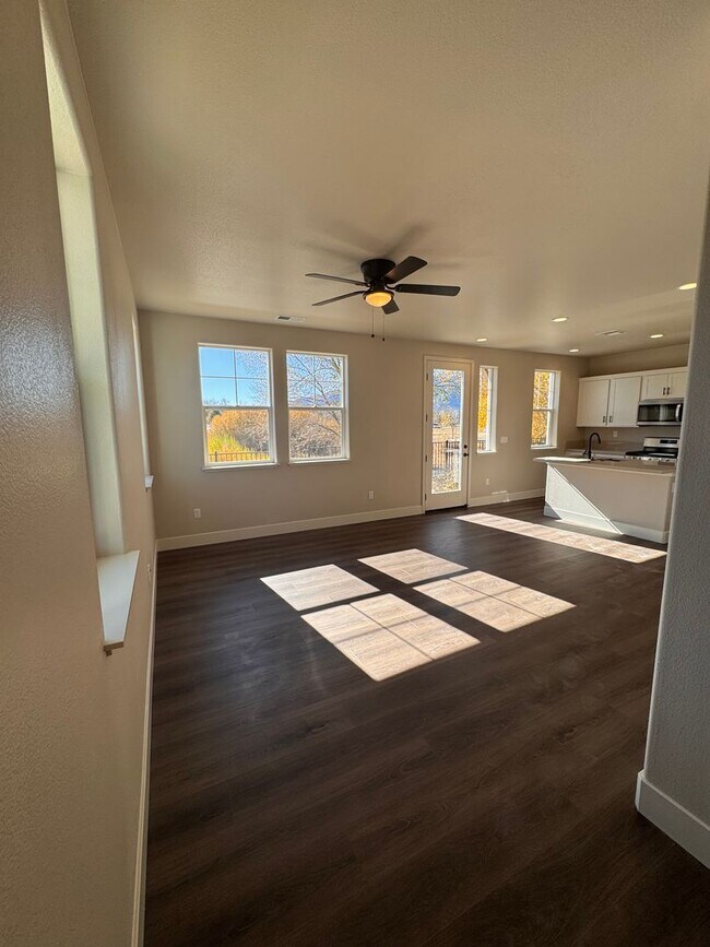 Building Photo - NEW! 3/2.5/2 Townhome in Gardnerville