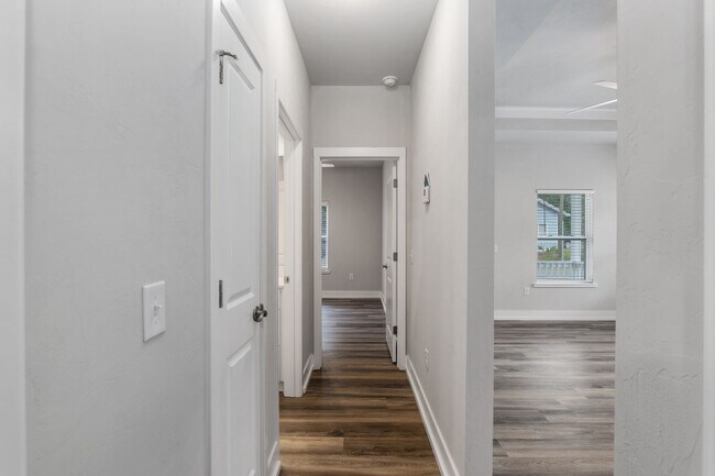 Building Photo - Charming 3-Bed, 2-Bath Home with Fenced Yard –