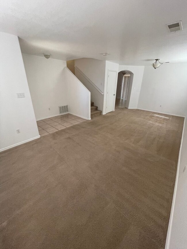Building Photo - Great 5 Bedroom/2.5 Bathroom off Porter Dr.