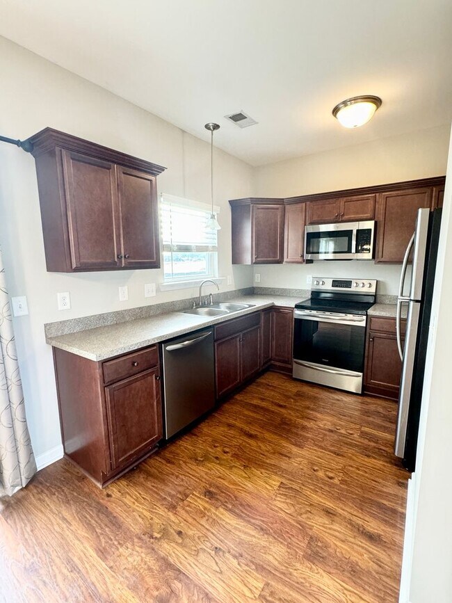Building Photo - AVAILABLE 3 Bedroom/ 2 Bath with attached garage! Beautiful finishes throughout