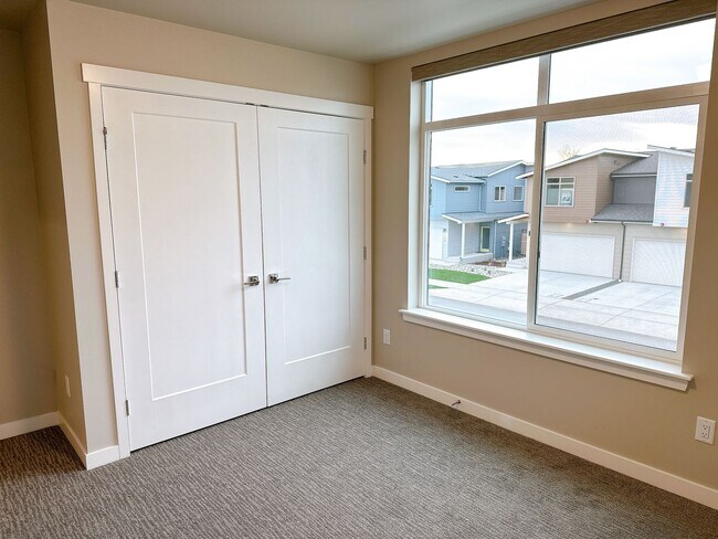 Building Photo - Available February 1st! Newer, Energy-Efficient 3 bdrm, 2.5 bath in Bellingham