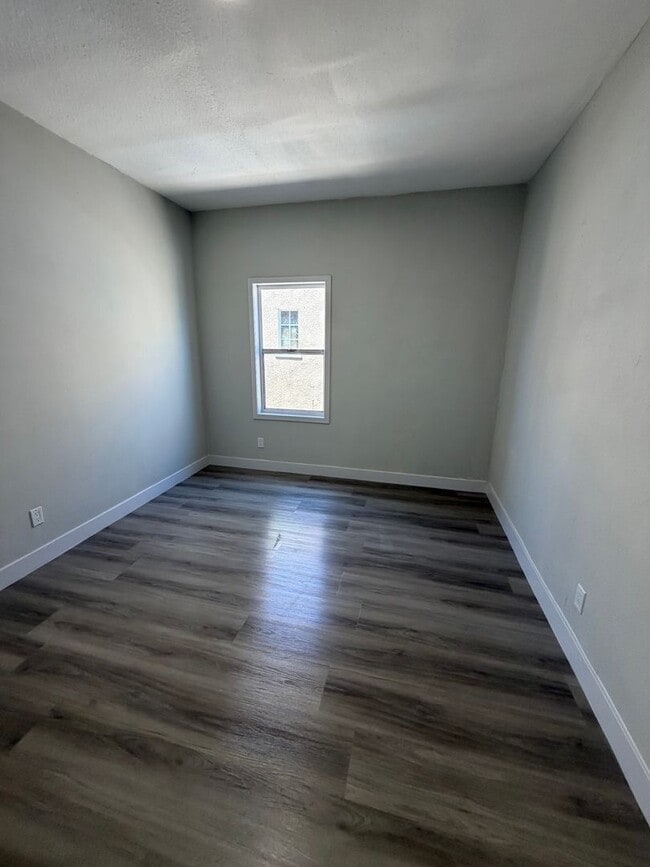 Building Photo - 1044 W 42nd Pl