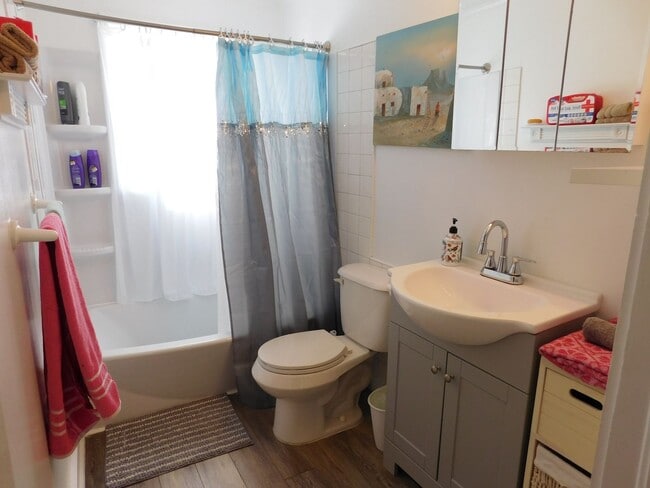 Building Photo - 712 N B St