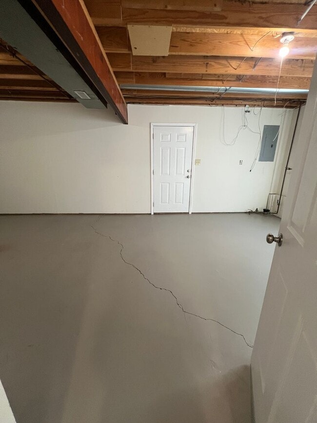 Building Photo - 4 bed 1.5 bath home close to I-44