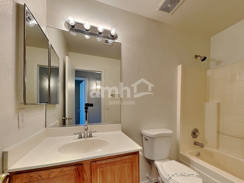Building Photo - 8912 W La Reata Ave