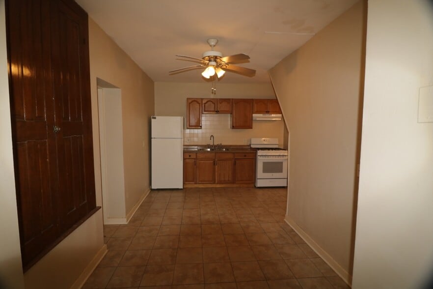 Building Photo - 1316 E 10th St