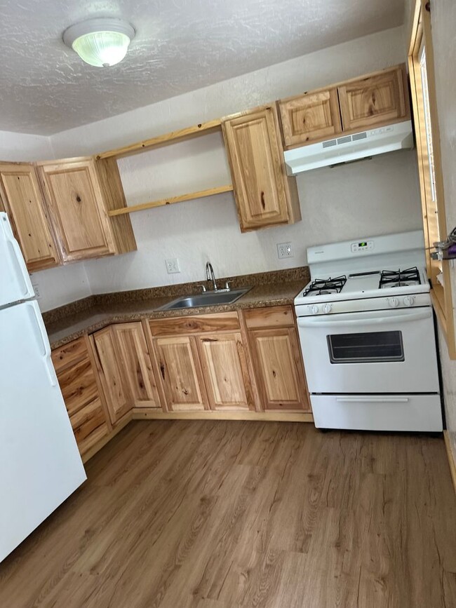 Building Photo - Cozy Pet friendly* 1Bd duplex! Available n...