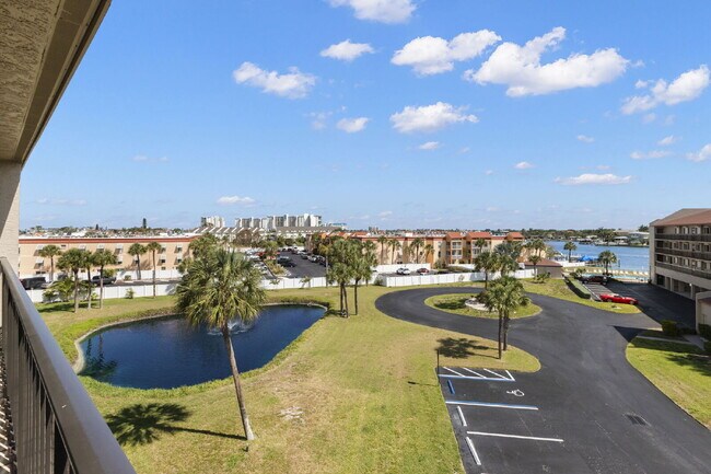 Building Photo - Condo For Rent on ST PETE BEACH!