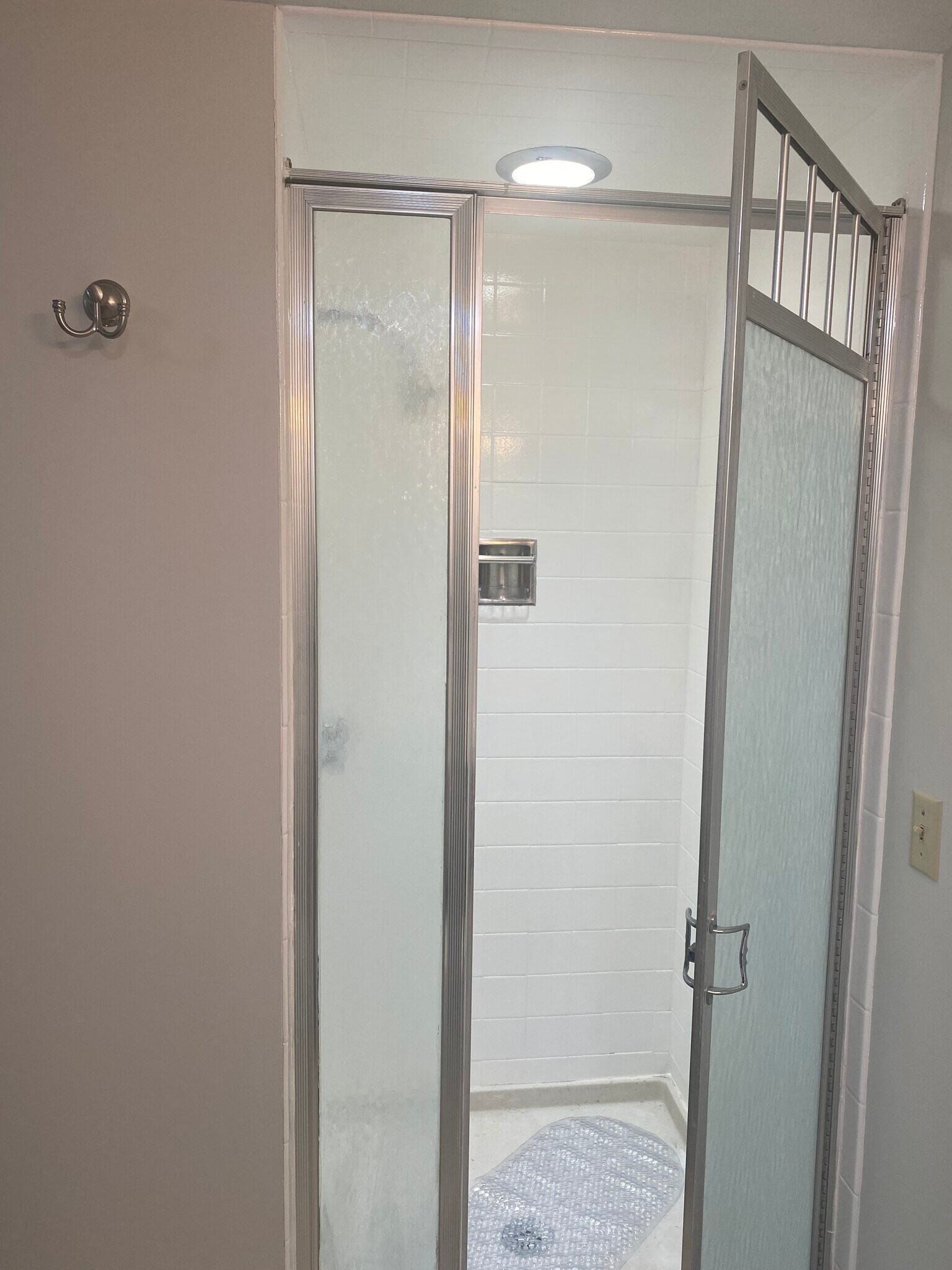 Main bath shower - 104 Winston Pl