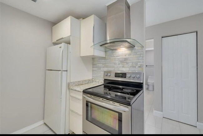 Building Photo - 2 Bedroom/1 Bathroom 2nd floor condo at Pa...