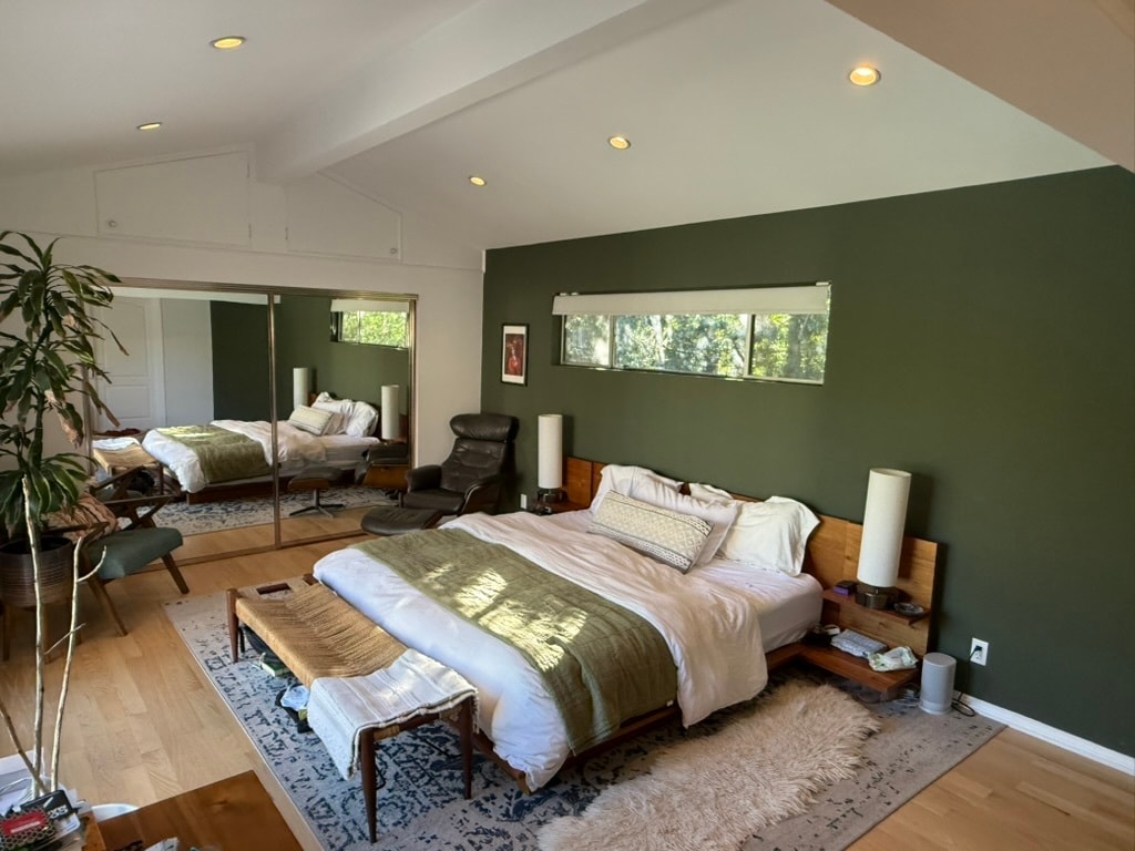 primary bedroom - 5208 Woodman Ave