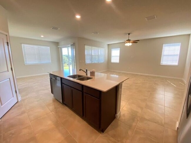 Building Photo - 4/2 Single family home