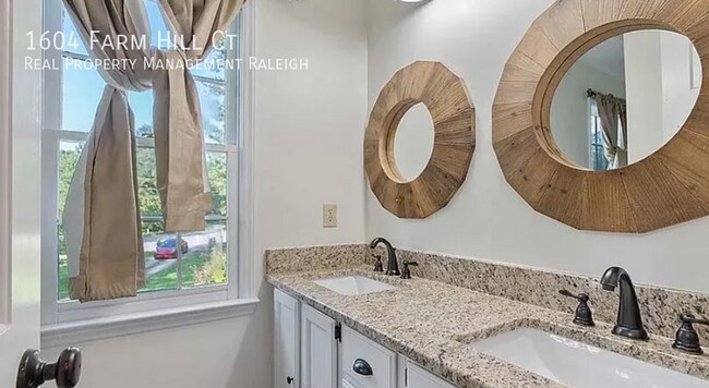 Building Photo - 1604 Farm Hill Ct