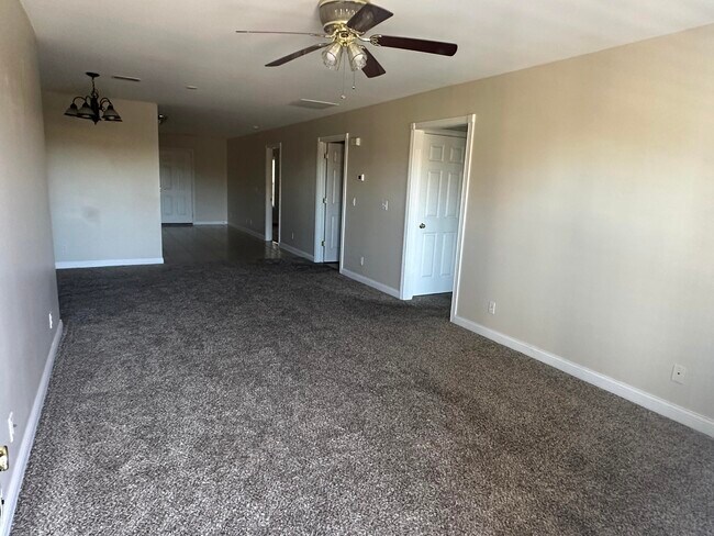 Building Photo - 6 Hudson Hollow Road