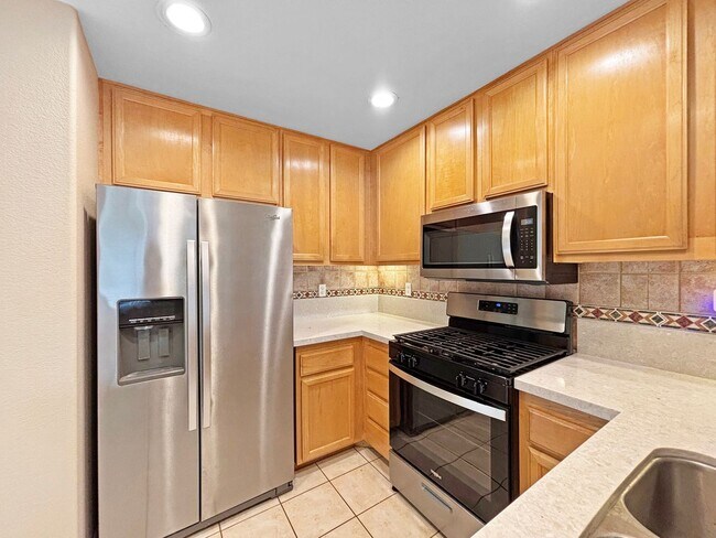 Building Photo - Charming 2BD/2.5BA Townhouse in Bankers Hi...