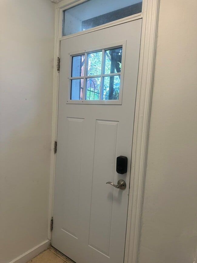 Building Photo - Modern Basement Unti 1 Bedroom/1 Bath, Recently renovated, new stainless steel appliances, floori...