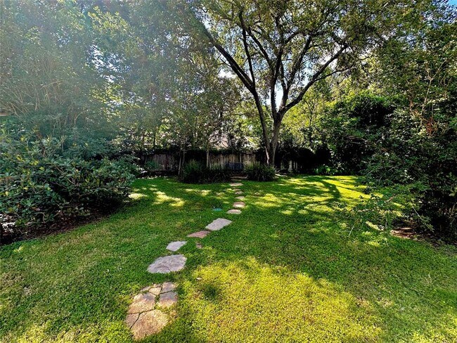 Building Photo - 3007 Broadmoor Dr