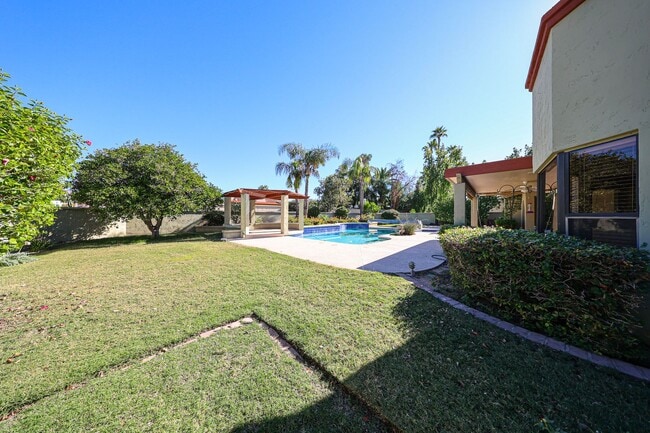 Building Photo - Scottsdale Country Club Living!