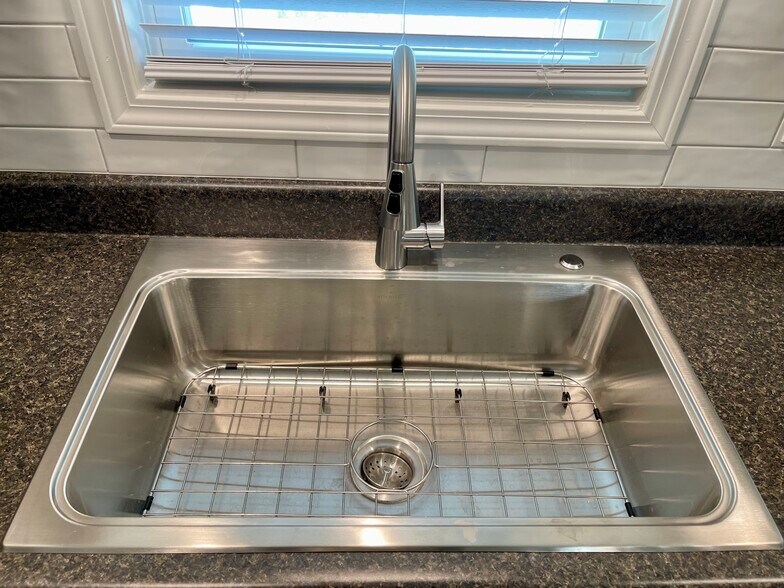 Single basin stainless steel sink w/grate - 2225 Kenwood Blvd SE