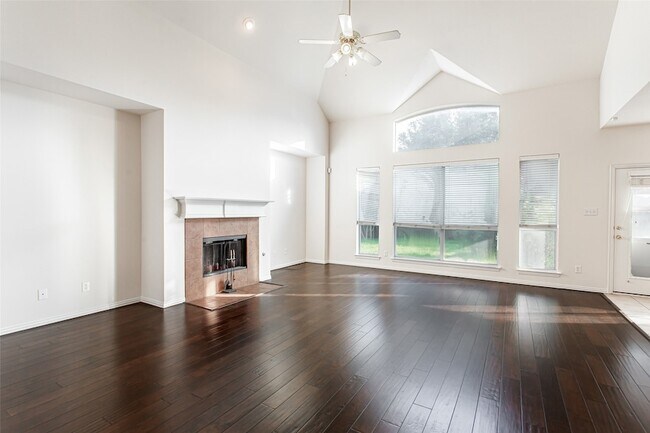 Building Photo - 915 Falcon Trail