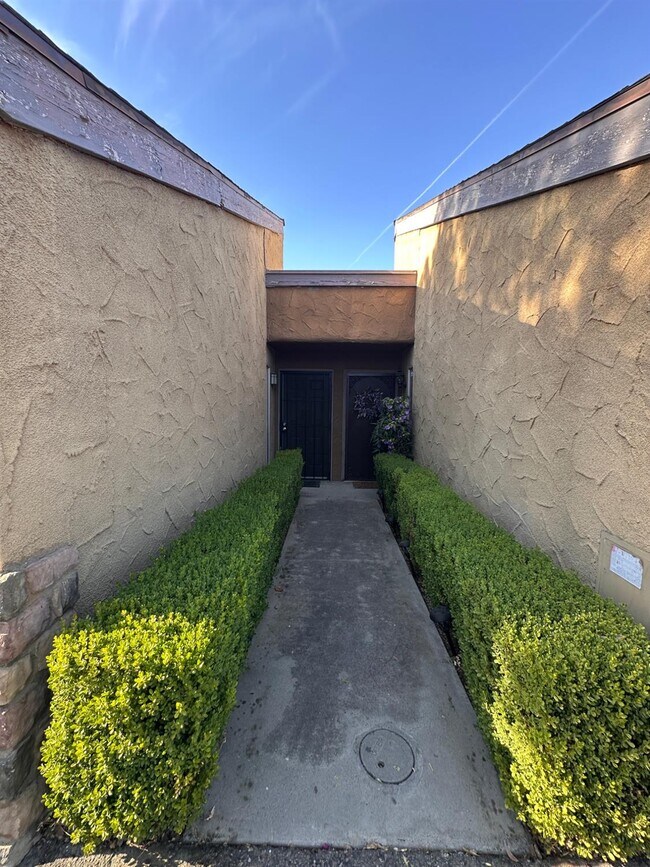Building Photo - 7178 N Fruit Ave