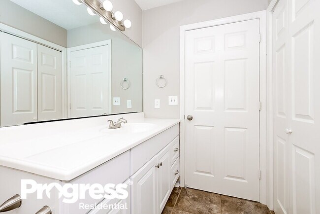 Building Photo - 2210 Racquet Club Dr