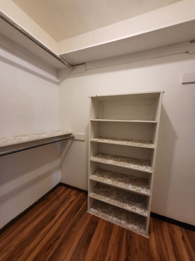 Building Photo - (4) Bed/(2) Bath + (2) Living Areas Avail ...