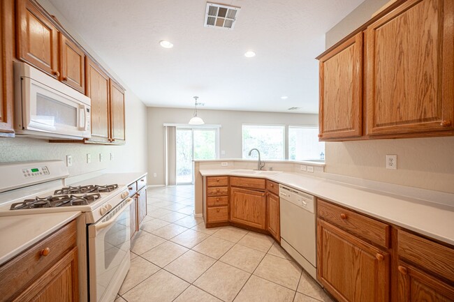 Building Photo - Beautiful single story home (55+). 3 Bed 2...