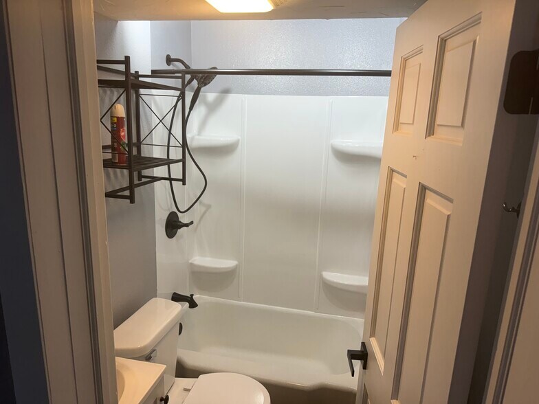 Building Photo - 524 E Grand Ave