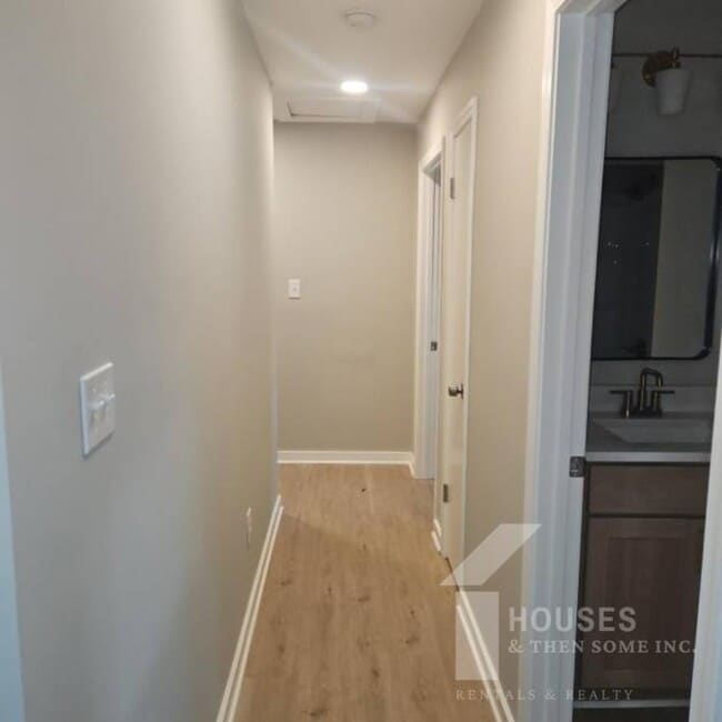 Building Photo - 511 Hampton Ave