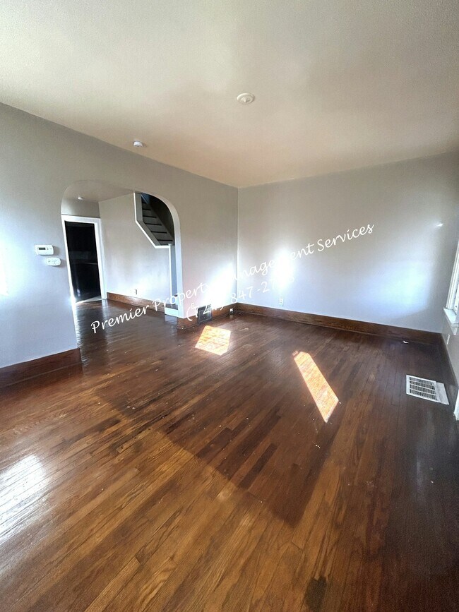 Building Photo - 979 King St