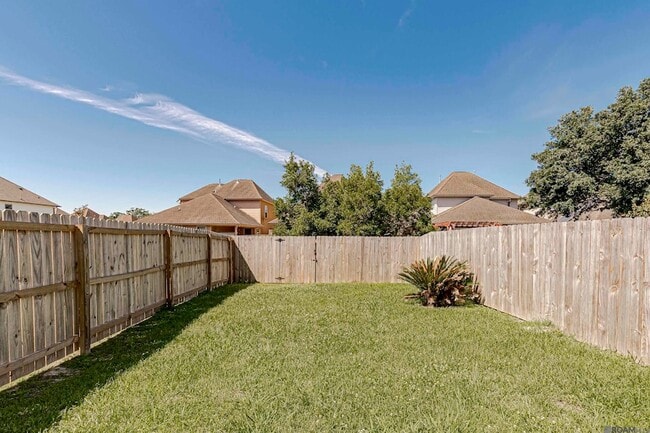 Building Photo - 18163 Pinehurst Dr