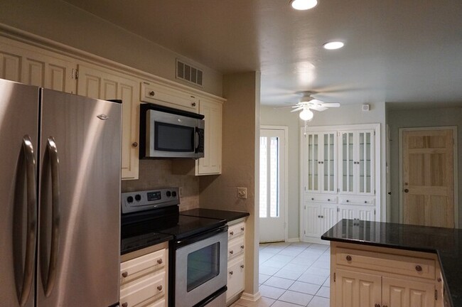 Building Photo - 3 bed 3 Bath 2 Car Garage Town Home in the...