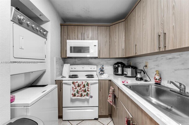 Building Photo - 10000 NW 80th Ct