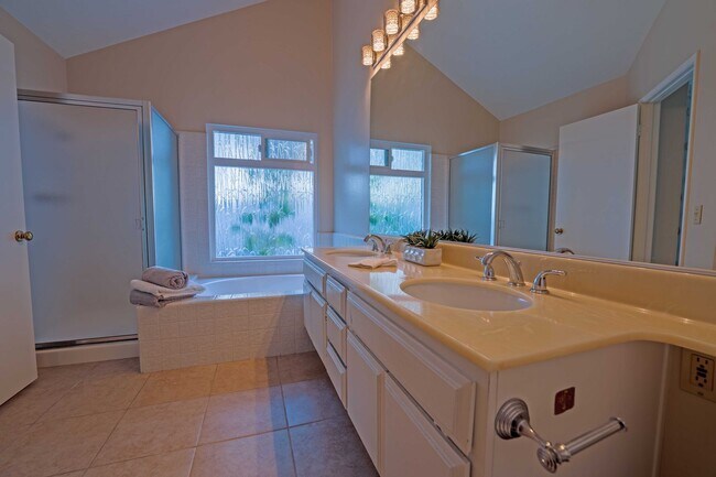 Building Photo - Charming Home for Now Leasing in Thousand Oaks!