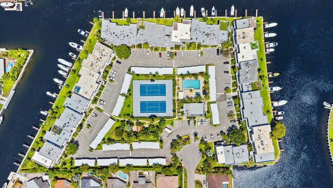 Building Photo - 1100 SE 5th Ct