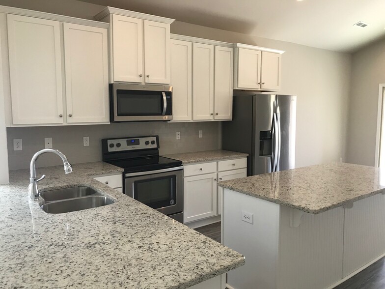 Building Photo - 8215 NW Stone Mill Dr