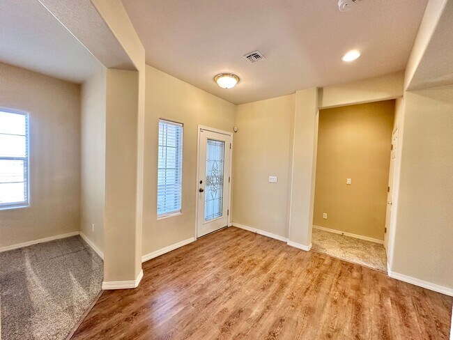 Building Photo - Beautiful 3 bedroom, 3 bathroom home with ...