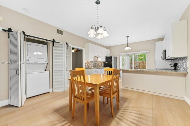 Building Photo - Washington Street, Hollywood, FL 33021 - 2 BR 2 BA townhouse