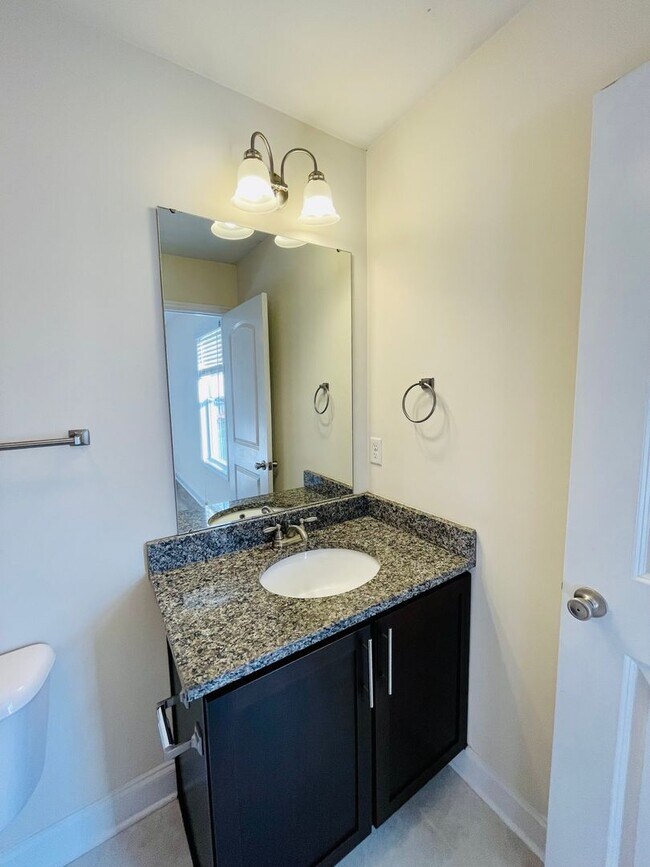 Building Photo - Nice 2 Bedroom, 2.5 Bath Townhouse