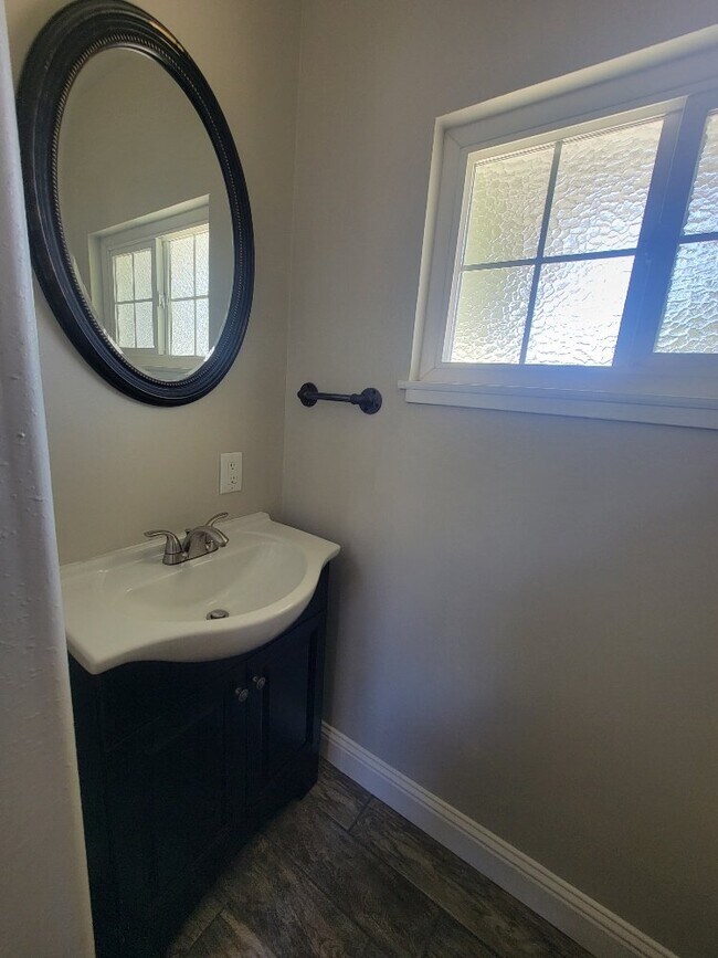 Building Photo - "Charming 3-Bed, 1.5-Bath home