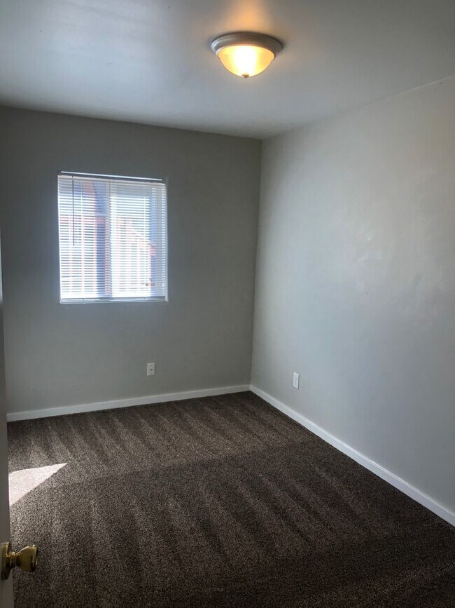 Building Photo - 301 E Nora Ave