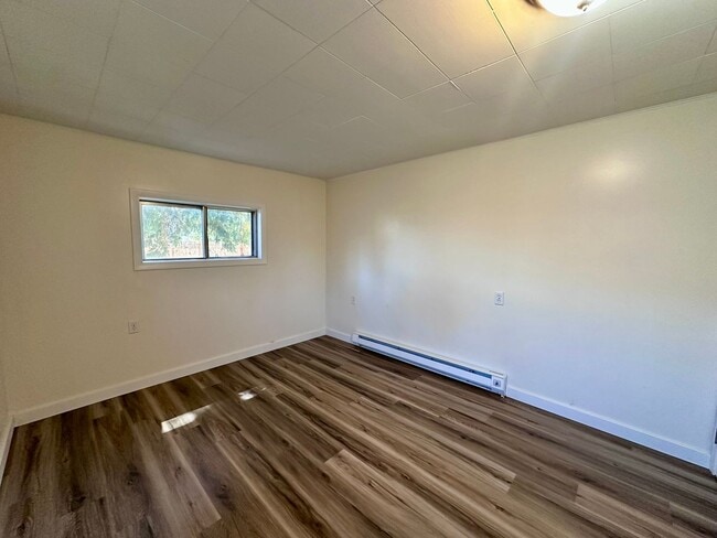 Building Photo - Charming Two Bedroom