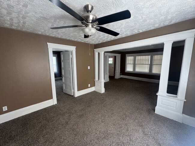 Building Photo - 1056 E 99th St