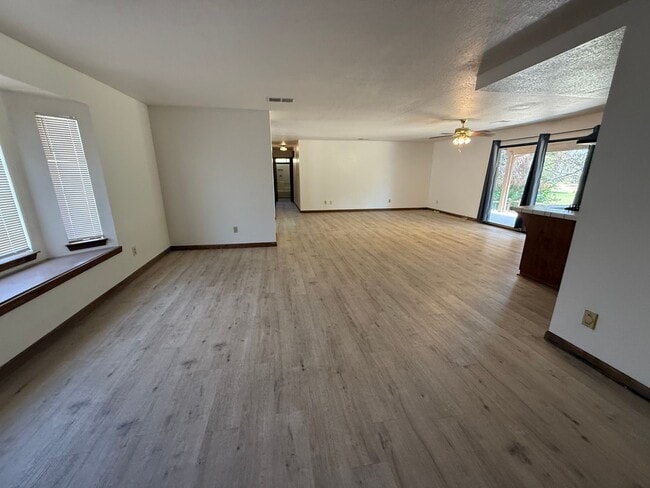Building Photo - Golf Course- On The Mesa 3 Bedrooms, 2 Bathrooms, New Paint,