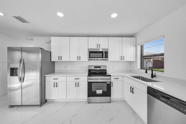 Building Photo - 4986 Fairway Ct